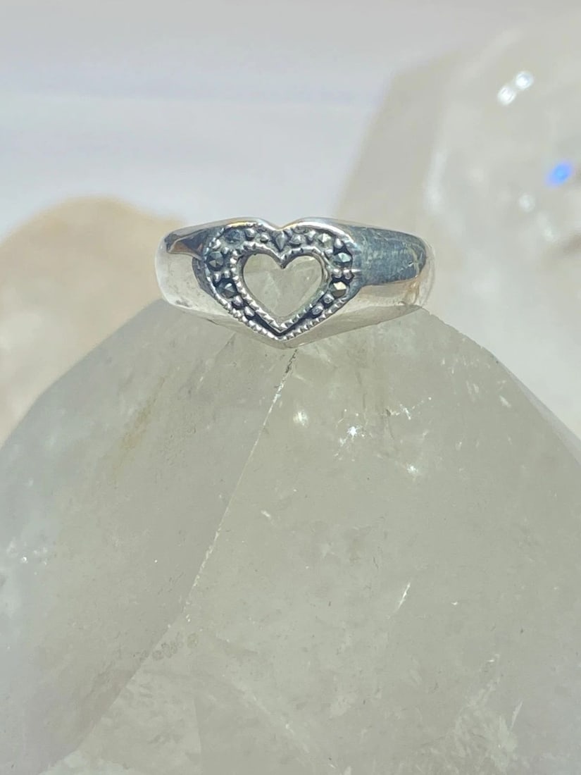 HEART RING SIZE 6.75 LOVE BAND MARCASITES ART DECO PINKY STERLING SILVER WOMEN G: HEART RING SIZE 6.75 LOVE BAND MARCASITES ART DECO PINKY STERLING SILVER WOMEN G Heart ring love band marcasites art deco pinky sterling silver women girls Size 6.75 Weight 3.1g Widest part 3/8" Thinn