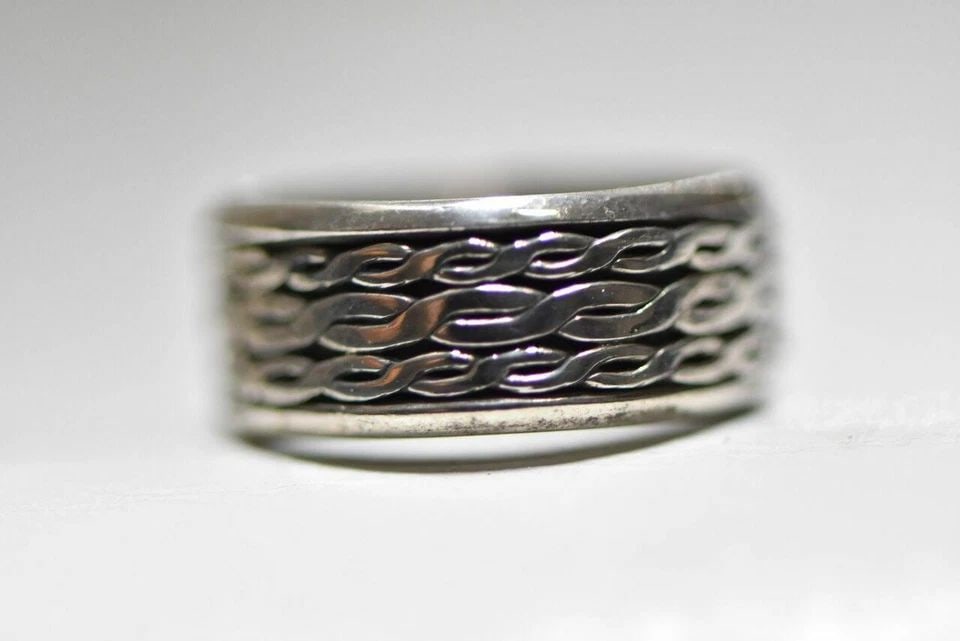 SPINNER RING CHAIN ROPE PINKY BAND STERLING SILVER BIKER WOMEN BOYS SIZE 5: SPINNER RING CHAIN ROPE PINKY BAND STERLING SILVER BIKER WOMEN BOYS SIZE 5 Spinner Ring Chain Rope Pinky band Sterling Silver Biker Women Boys Size 5 Between a Size 5 and Size 5.25 Weight 3.7g Band Wi