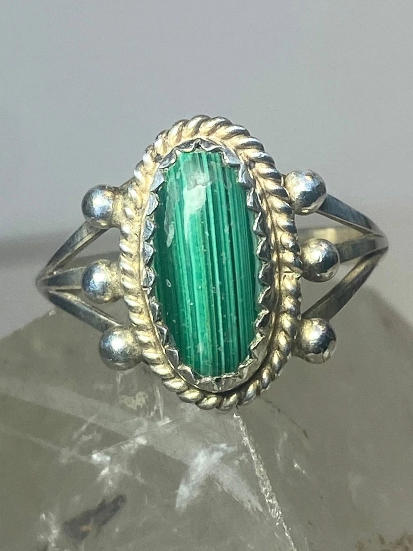 MALACHITE RING STERLING SILVER PINKY NAVAJO SOUTHWEST: MALACHITE RING STERLING SILVER PINKY NAVAJO SOUTHWEST Malachite ring sterling silver pinky Navajo southwest Size 6.50 Between a size 6.50 and a size 6.75 Weight 3.4g Length. 5/8" Width. 7/16" Thinnest
