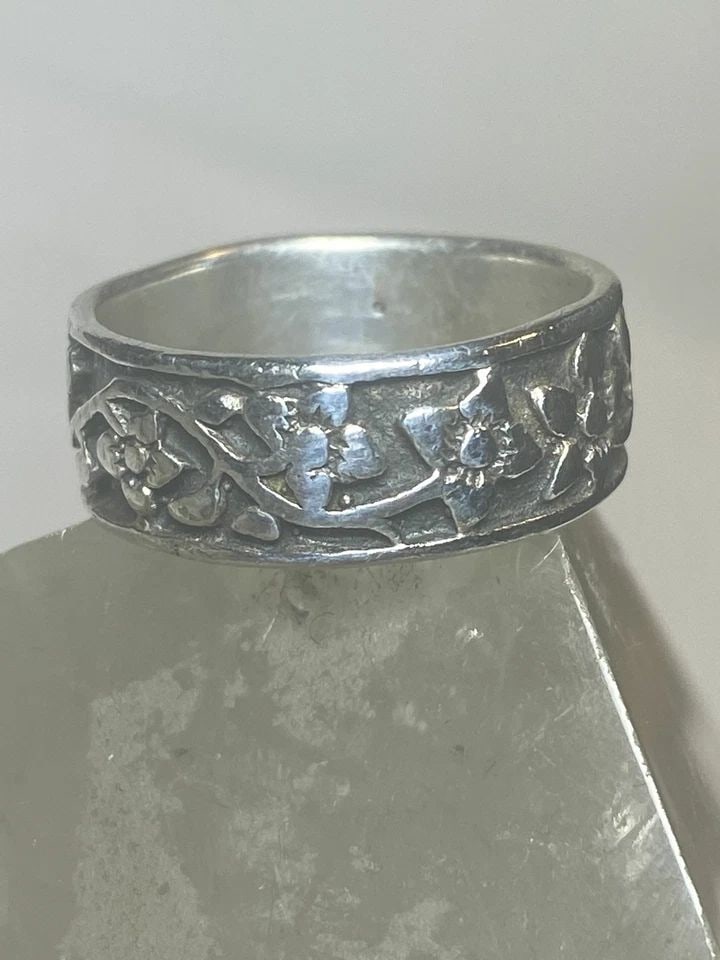 FLORAL RING SIZE 7.50 FLOWERS BAND STERLING SILVER WOMEN GIRL: FLORAL RING SIZE 7.50 FLOWERS BAND STERLING SILVER WOMEN GIRL Floral ring flowers band sterling silver women girl Size 7.50 Weight 5.3g Band Width 1/4"