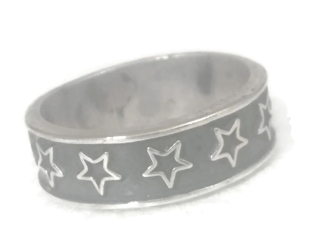 MEN STAR BAND THUMB RING CELESTIAL VINTAGE STERLING SILVER WOMEN SIZE 11.25: MEN STAR BAND THUMB RING CELESTIAL VINTAGE STERLING SILVER WOMEN SIZE 11.25 Vintage Star Sterling Silver Men Band or Ring Celestial Ring Band Last two photos show an area where the oxidation didn't ta