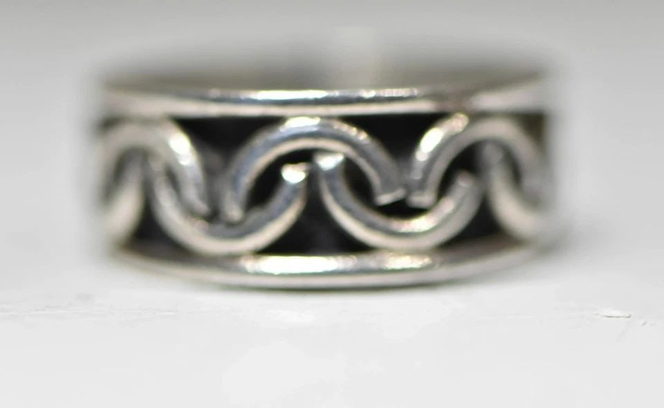 ROPE RING CHAIN PINKY BAND STERLING SILVER WOMEN GIRLS: ROPE RING CHAIN PINKY BAND STERLING SILVER WOMEN GIRLS Rope ring chain pinky band sterling silver women girls size 5 weight 4.1g band width 5/16" Delivered in a Gift Box