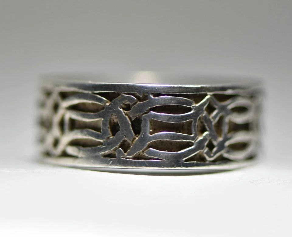 CELTIC RING KNOTS BAND WOMEN MEN STERLING SILVER: CELTIC RING KNOTS BAND WOMEN MEN STERLING SILVER Celtic ring knots band women men sterling silver Size 10.75 Weight 5.7g Band Width 3/8" Delivered in a Gift Box