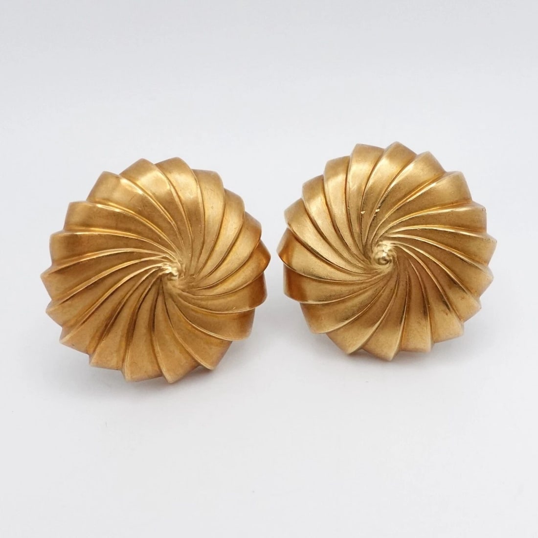 1989 ANGELA CUMMINGS 18K YELLOW GOLD SPIRAL ABSTRACT CLIP ON EARRINGS 1.25" (1 of 2)