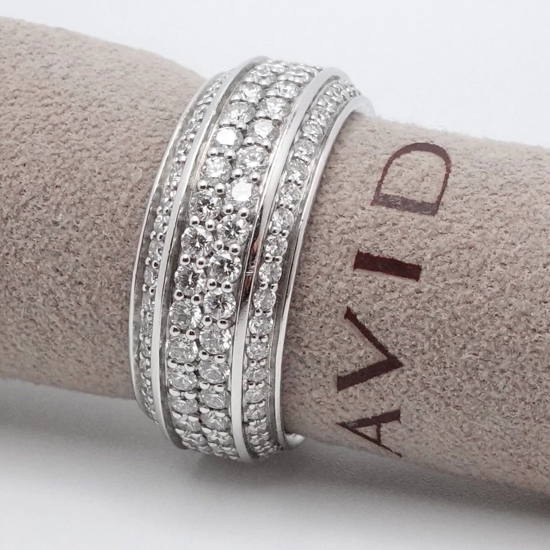 DAVID YURMAN 18K WHITE GOLD STREAMLINE BEVELED DIAMOND WEDDING BAND RING SZ 7.5: DAVID YURMAN 18K WHITE GOLD STREAMLINE BEVELED DIAMOND WEDDING BAND RING SZ 7.5 David Yurman 18K White Gold Streamline Beveled Pave Diamond Wedding Band Ring Size - 7.5 Band Width - 8.5mm Style # R156