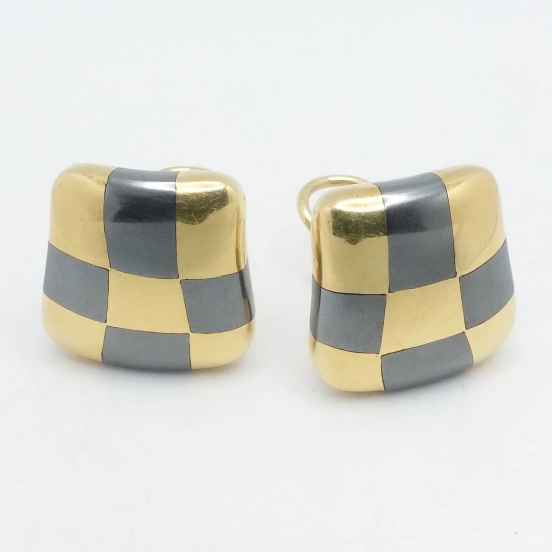 ANGELA CUMMINGS 18K YELLOW GOLD CHECKERBOARD OMEGA BACK STUD EARRINGS 3/4": ANGELA CUMMINGS 18K YELLOW GOLD CHECKERBOARD OMEGA BACK STUD EARRINGS 3/4" 1984 Angela Cummings 18K Yellow Gold Hematite Inlay Geometric Checkerboard Omega Back Stud Earrings Length - 3/4" Width - 19.