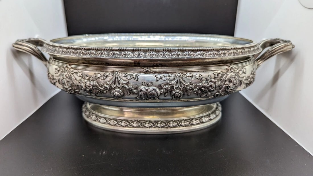 1900'S GORHAM STERLING SILVER COMEDY AND TRAGEDY BOWL - 39 OZT - 10" WIDE: 1900'S GORHAM STERLING SILVER COMEDY AND TRAGEDY BOWL - 39 OZT - 10" WIDE 1900's Gorham Sterling Silver Comedy and Tragedy Bowl Total Weight - 39 OZT Width - 10.25" wide Handle - Handle Width - 13" Lo