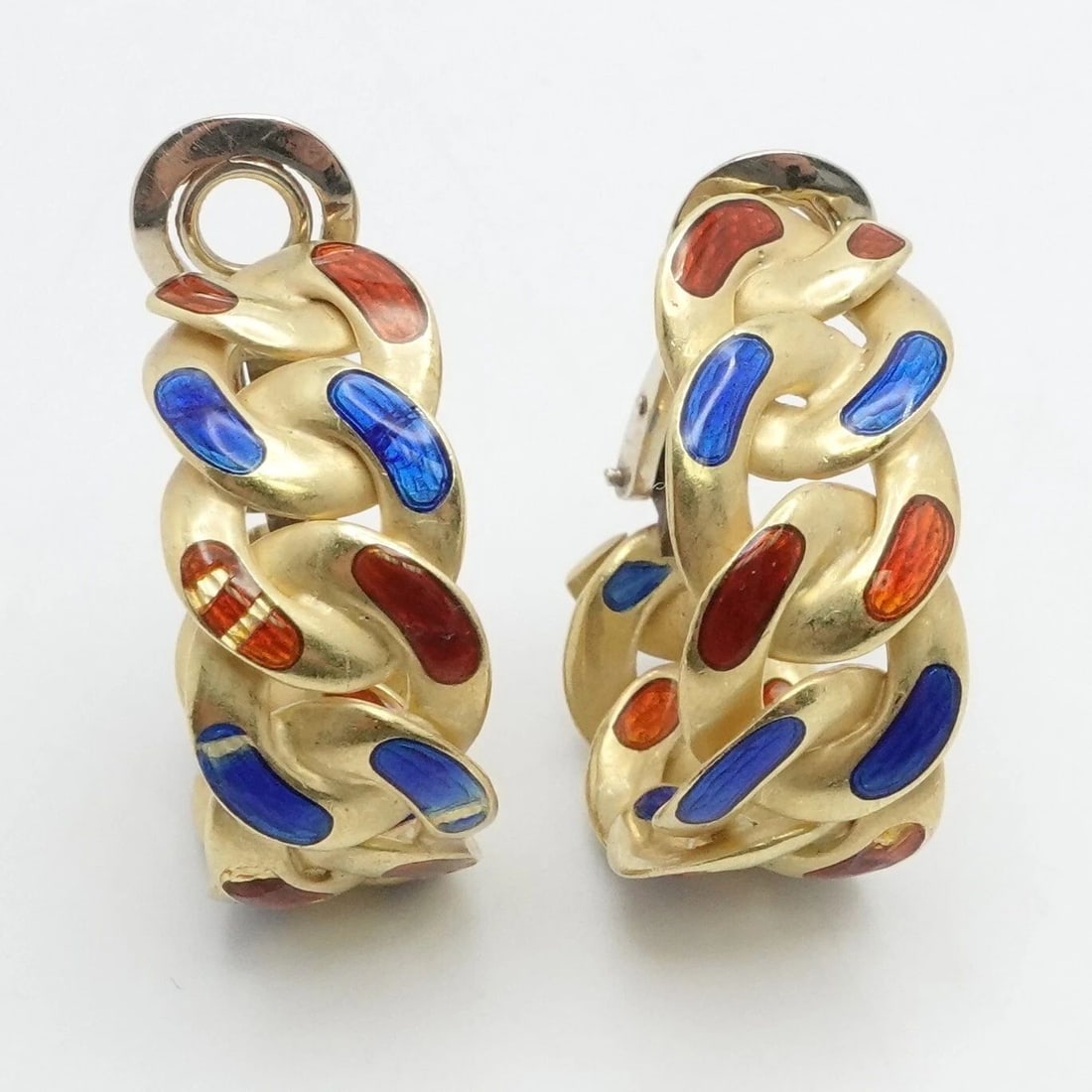 BVLGARI 18K YELLOW GOLD RED BLUE ENAMEL CHAIN LINK CLIP ON HOOP EARRINGS 1": BVLGARI 18K YELLOW GOLD RED BLUE ENAMEL CHAIN LINK CLIP ON HOOP EARRINGS 1" Vintage Bvlgari 18K Yellow Gold Red & Blue Enamel Chain Link Clip-On Half Hoop Earrings Height - 1" Width - 11mm Circa - 197