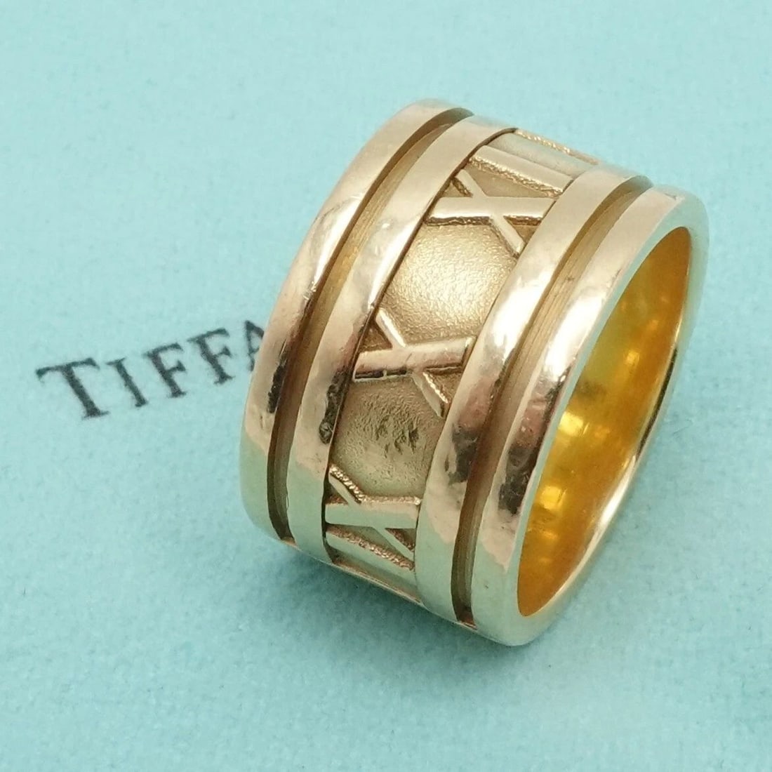 1995 TIFFANY & CO. ATLAS 18K YELLOW GOLD 12MM WIDE BAND RING 6: 1995 TIFFANY & CO. ATLAS 18K YELLOW GOLD 12MM WIDE BAND RING 6 Vintage 1995 Tiffany & Co. Atlas 18K Yellow Gold Wide Band Ring Size 6 Band Width - 12mm Depth - 1.5mm Thick Total Weight - 13.7 Grams (8
