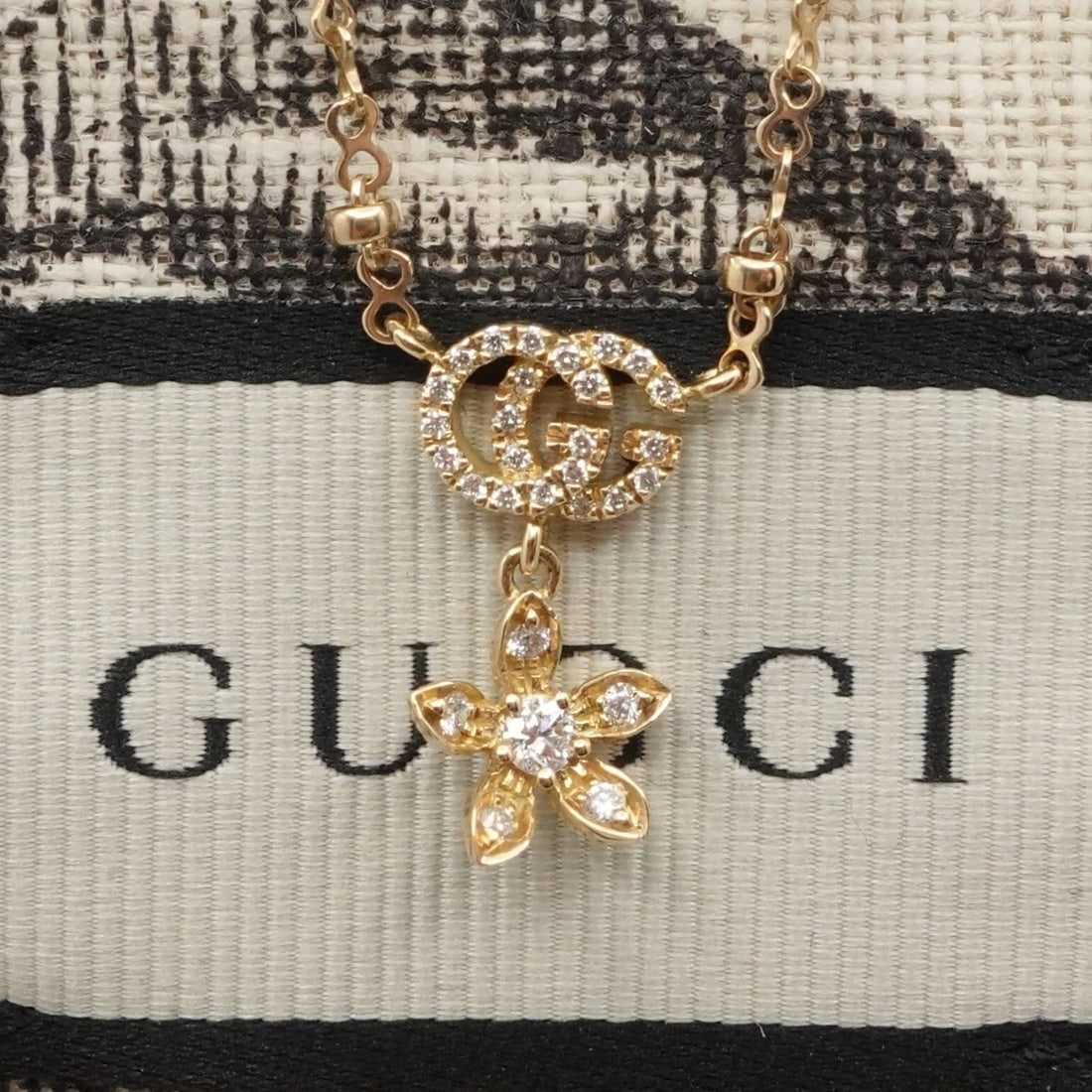 GUCCI 18K YELLOW GOLD FLOWER DIAMOND CHAIN NECKLACE 16" TAG AND POUCH: GUCCI 18K YELLOW GOLD FLOWER DIAMOND CHAIN NECKLACE 16" TAG AND POUCH Authentic GUCCI 18K Yellow Gold Flower Diamond Pendant Dangle Charm Chain Necklace Adjustable Length - Min 14.75" - 16.25" Max Cha