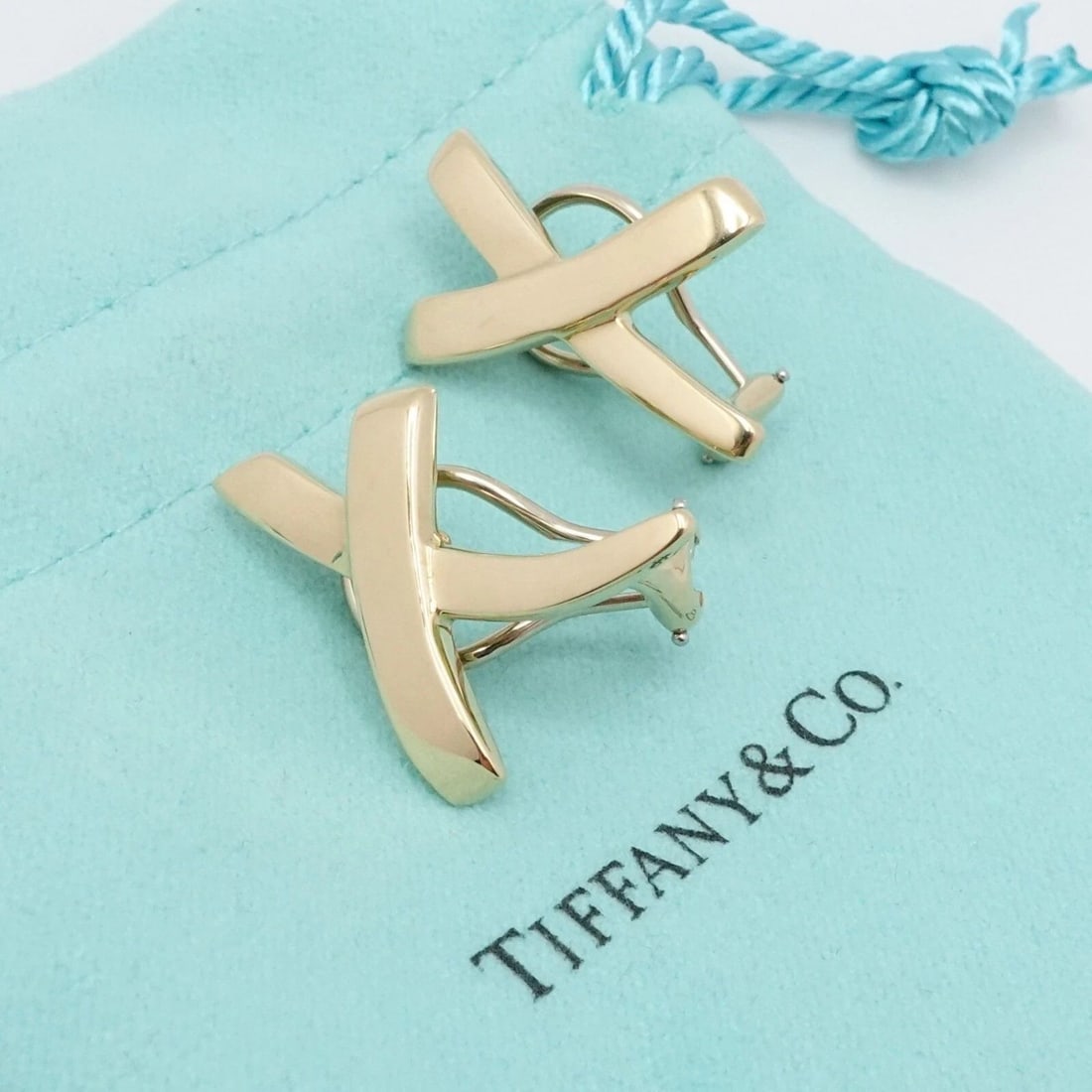1984 TIFFANY & CO. PALOMA PICASSO 18K YELLOW GOLD GRAFFITI X OMEGA BACK EARRINGS: 1984 Tiffany & Co. Paloma Picasso 18K Yellow Gold Graffiti X Omega Back Earrings Height - 21.5mm (0.85") Width - 15mm Total Weight - 10.9 Grams Hallmark - 1984 Tiffany & Co. 18K Paloma Picasso T&CO. 7