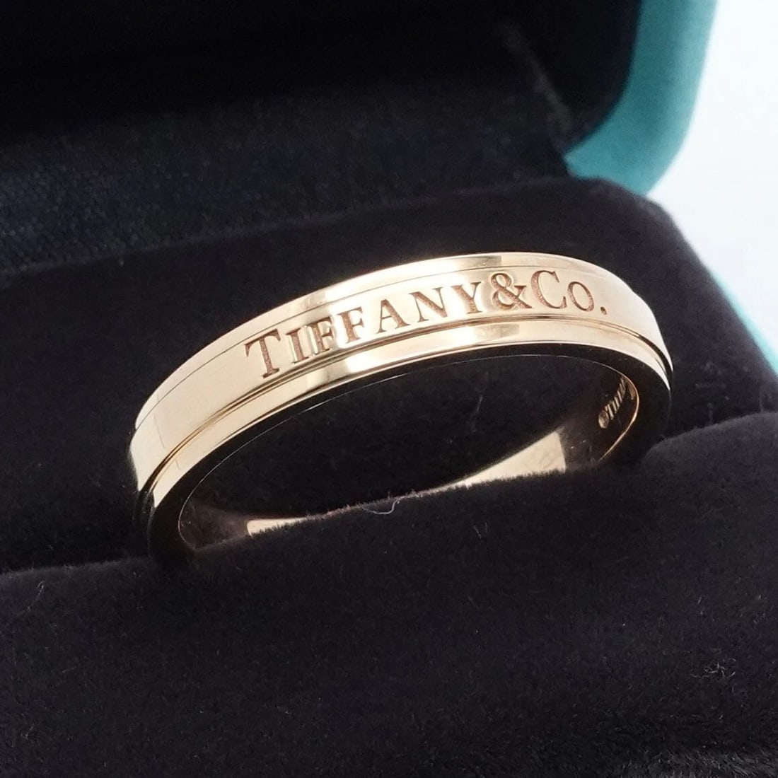 TIFFANY & CO. 18K GOLD BEVELED LOGO 4MM WEDDING BAND RING - SIZE 9 WITH RING BOX: TIFFANY & CO. 18K ROSE GOLD LOGO 4MM WEDDING BAND RING - SIZE 9 BOX Tiffany & Co. 18K Rose Gold Wedding Band Ring Size - 9 Band Width - 4mm Depth - 2mm Thick Total Weight - 6.5 Gram Hallmark - TIFFANY