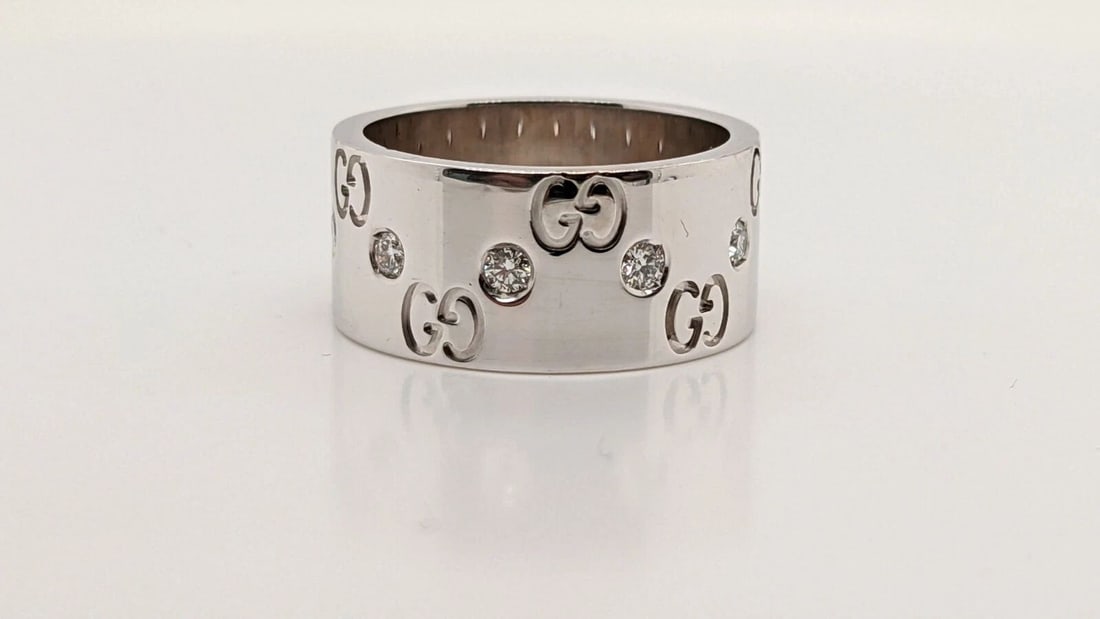 AUTHENTIC GUCCI ICON 18K WHITE GOLD DIAMOND LOGO WIDE BAND RING - SIZE 6: AUTHENTIC GUCCI ICON 18K WHITE GOLD DIAMOND LOGO WIDE BAND RING - SIZE 6 Gucci ICON 18K White Gold Diamond Logo Band Ring Ring Size - 6 Width - 9mm Total Weight - 10.3 Grams Excellent Condition & Very