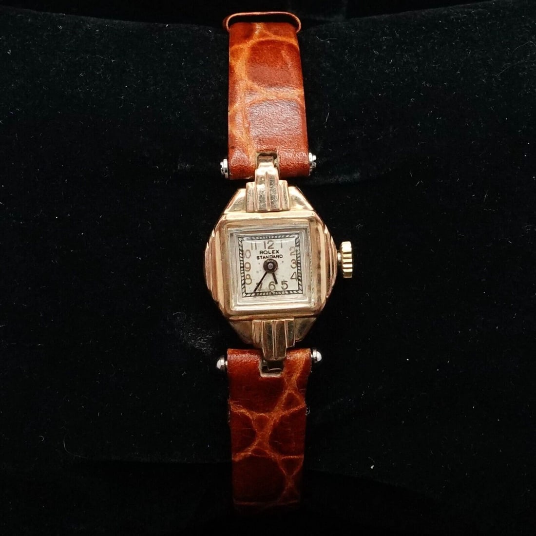 VINTAGE ROLEX STANDARD MANUAL WINDING WATCH - 16MM WITH BOX: VINTAGE ROLEX STANDARD MANUAL WINDING WATCH - 16MM WITH BOX Vintage Rolex Standard Manual Winding Watch Case Size - 16mm Total Length - 8.25" It comes with a Rolex Box unsure if it's the original box