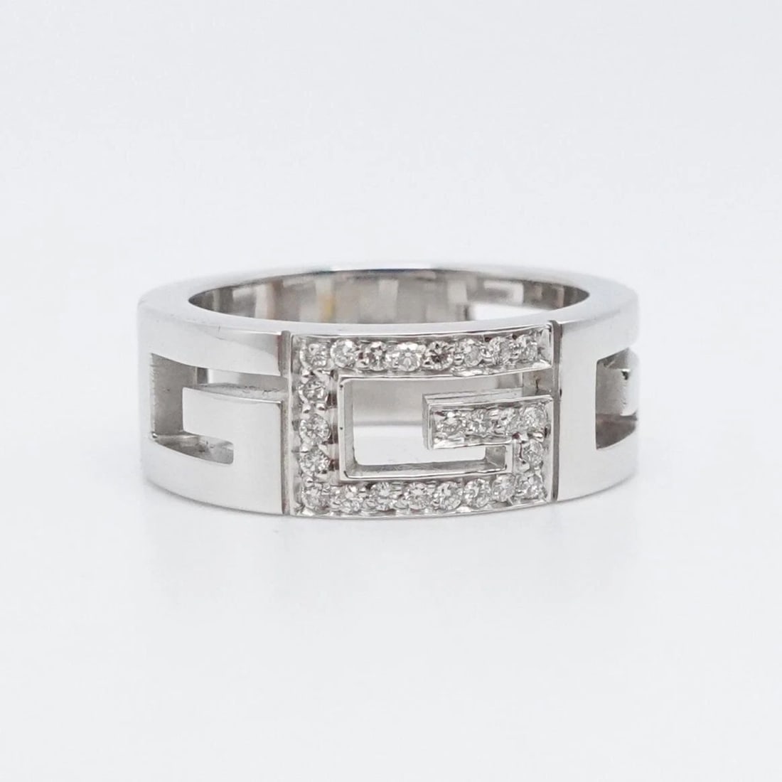 AUTHENTIC GUCCI 18K WHITE GOLD DIAMOND G LOGO BAND RING - SIZE 6.5: AUTHENTIC GUCCI 18K WHITE GOLD DIAMOND G LOGO BAND RING - SIZE 6.5 Authentic Gucci 18K White Gold Diamond G Logo Band Ring Size - 6.5 Band Width - 7mm Depth - 2mm Thick Total Weight - 10.5 Grams