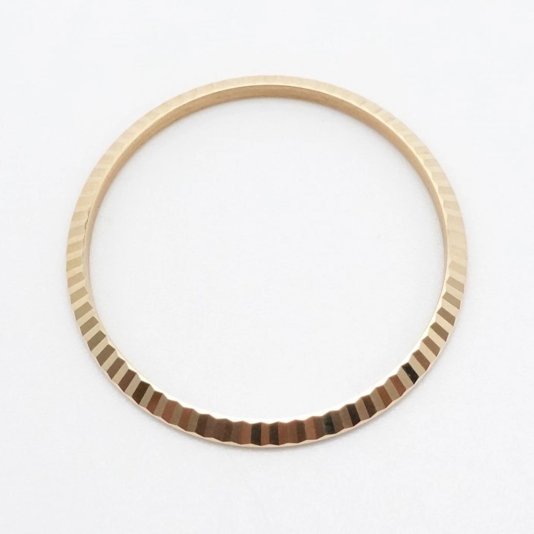 18K YELLOW GOLD FLUTED BEZEL FOR ROLEX PIECE PART - 34MM: 18K YELLOW GOLD FLUTED BEZEL FOR ROLEX PIECE PART - 34MM 18K Yellow Gold Fluted Bezel For Rolex Piece Part Bezel Size - 34mm Total Weight - 5.1 Grams