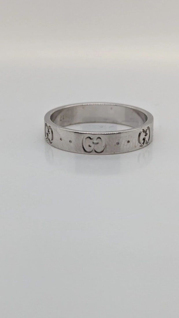 AUTHENTIC GUCCI 18K WHITE GOLD ICON BAND RING - SIZE 8: AUTHENTIC GUCCI 18K WHITE GOLD ICON BAND RING - SIZE 8 Authentic Gucci 18K White Gold Icon Ring Ring Size - 8 Width - 4mm Total Weight - 4.3 Grams Professionally Polished & Looks Brand New