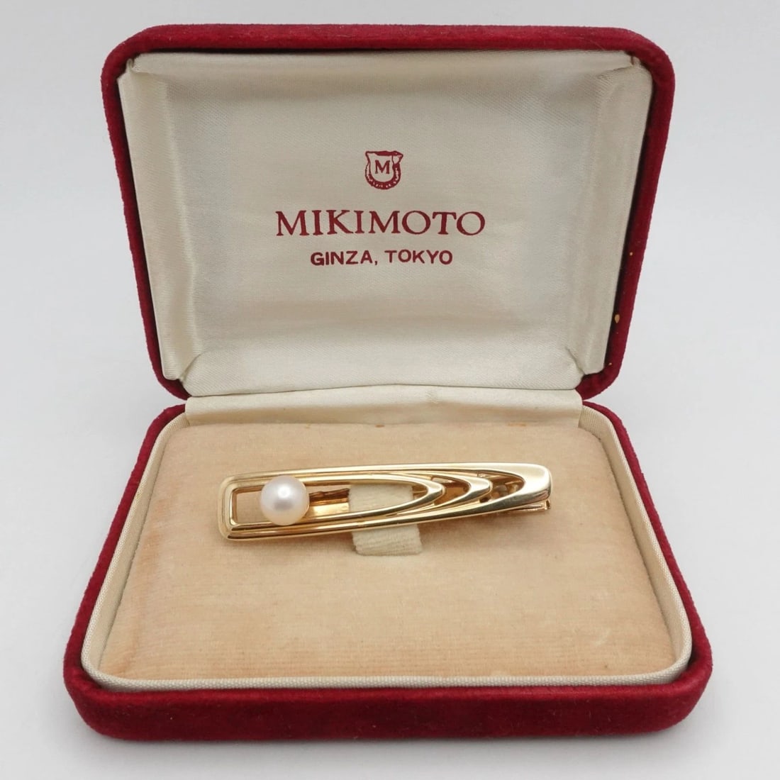 MIKIMOTO 14K YELLOW GOLD 7MM PEARL MEN'S TIE CLIP 2" BOX: MIKIMOTO 14K YELLOW GOLD 7MM PEARL MEN'S TIE CLIP 2" BOX Mikimoto 14K Yellow Gold Pearl Tie Clip Length - 2" Width - 10mm (.39") Pearl Size - 7mm Total Weight - 9.4 Grams Hallmark - *M logo* K14 Origi