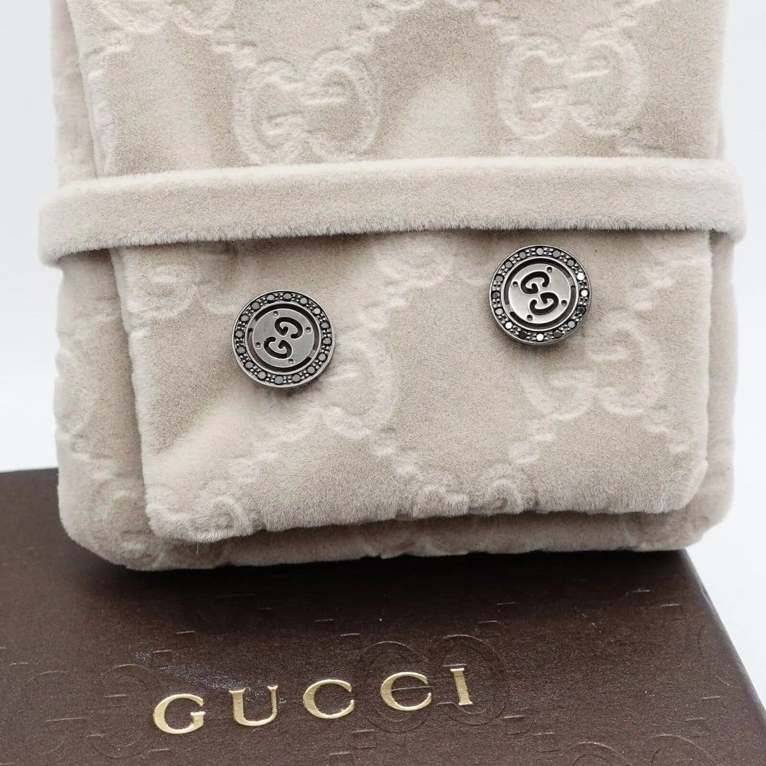 GUCCI ICON TWIRL STUD EARRINGS 18K GOLD WITH BLACK DIAMONDS - BOX & POUCH: GUCCI ICON TWIRL STUD EARRINGS 18K GOLD WITH BLACK DIAMONDS - BOX & POUCH Gucci Icon Twirl Stud Earrings 18K Gold with Black Diamonds Box, Pouch & Paperwork Included Size - 10.10mm Excellent Condition