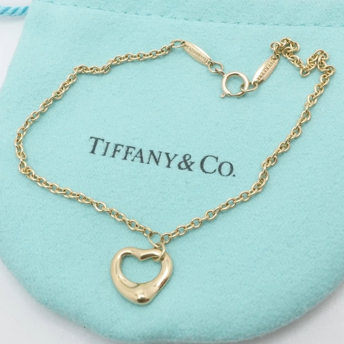 TIFFANY & CO. ELSA PERETTI 18K YELLOW GOLD OPEN HEART CHAIN BRACELET 8" LONG: Tiffany & Co. Elsa Peretti 18K Yellow Gold Open Heart Charm Dangle Chain Bracelet Length - 8" Long Fits up to Wrist Relax 7.5" - 7.75 Snug Fit Chain Width - 2mm Thick Charm Width - 11mm Est. Retail Pr