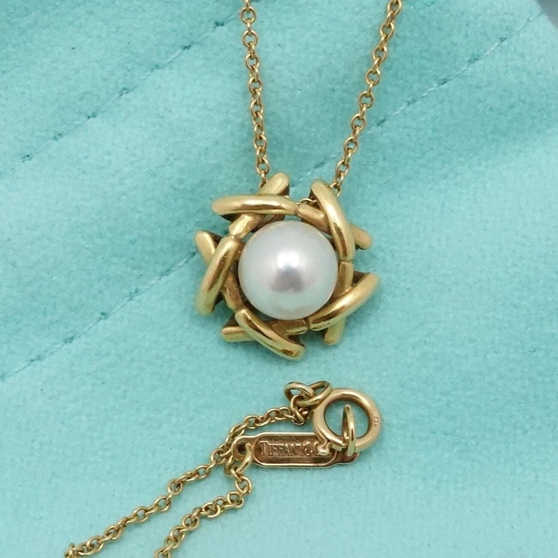 TIFFANY & CO. 18K YELLOW GOLD KISS AROUND PEARL PENDANT CHARM NECKLACE 16" LONG: Tiffany & Co. 18K Yellow Gold Kiss Around Pearl Pendant Charm Necklace Length - 16" Chain Width - 1mm Pendant Height - 13mm Pearl Size - 6.5mm approx. Pearl Color - White Pearl with Pink Overtone Tota