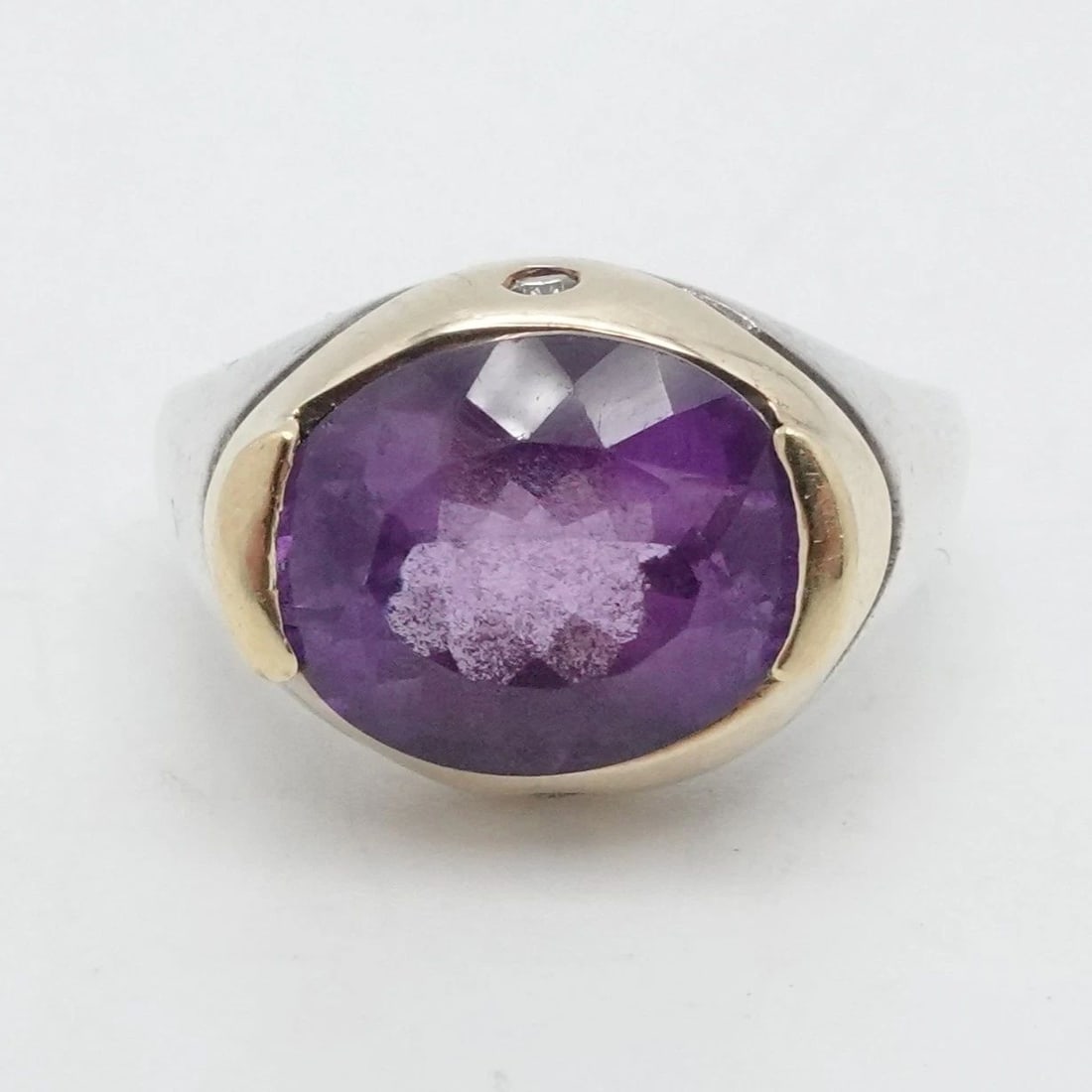 M SIGNED STERLING SILVER 18K GOLD TWO TONE PURPLE STONE DIAMOND RING SIZE 5.25: M SIGNED STERLING SILVER 18K GOLD TWO TONE PURPLE STONE DIAMOND RING SIZE 5.25 Signed M Sterling Silver 18K Yellow Gold Oval Faceted Purple Stone with Diamond Accent Ring Size - 5.25 Band Width - 2.5m