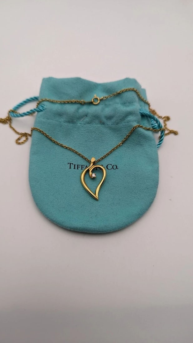 1987 TIFFANY & CO. 18K YELLOW GOLD DIAMOND HEART PENDANT NECKLACE 16": 1987 TIFFANY & CO. 18K YELLOW GOLD DIAMOND HEART PENDANT NECKLACE 16" 1987 Tiffany & Co. 18K Yellow Gold Diamond Heart Pendant Necklace The Chain is 18K Yellow Gold & is an aftermarket Length - 16" Lo