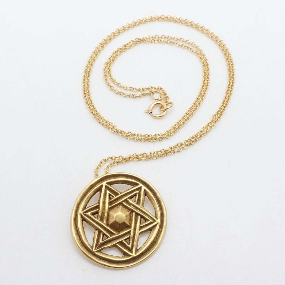 METROPOLITAN MUSEUM OF ART 14K YELLOW GOLD STAR OF DAVID PENDANT NECKLACE - 18": METROPOLITAN MUSEUM OF ART 14K YELLOW GOLD STAR OF DAVID PENDANT NECKLACE - 18" MMA The Metropolitan Museum of Art 14K Yellow Gold Star of David Pendant Chain Necklace Length - 18" Long Chain Width - 