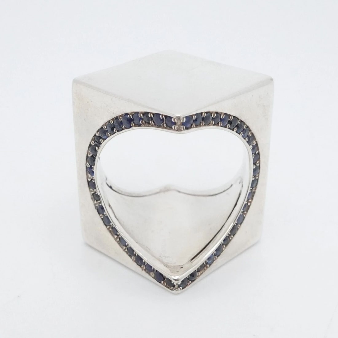 ALP SAGNAK THEWORD STERLING BLUE SAPPHIRES AROUND THE HEART GEOMETRIC RING 6: ALP SAGNAK THEWORD STERLING BLUE SAPPHIRES AROUND THE HEART GEOMETRIC RING 6 Alp Sagnak TheWORD Collection Sterling Silver Blue Sapphires Around The Heart Geometric Ring Ring Size - 6 Band Width - 2mm