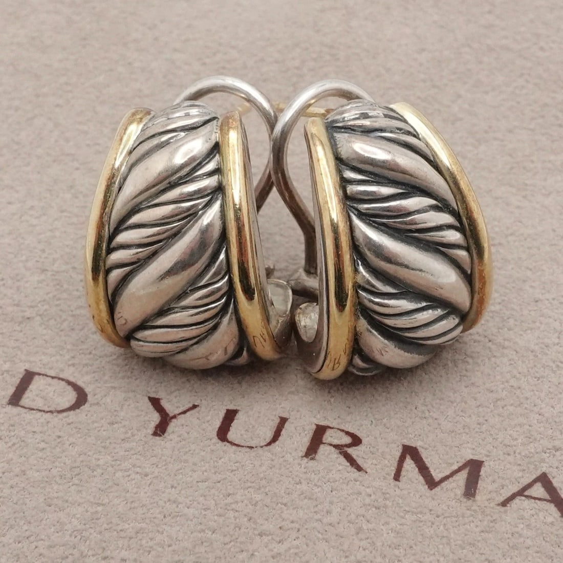 DAVID YURMAN STERLING SILVER 18K YELLOW GOLD TAPERED CABLE OMEGA BACK EARRINGS: DAVID YURMAN STERLING SILVER 18K YELLOW GOLD TAPERED CABLE OMEGA BACK EARRINGS David Yurman Sterling Silver 18K Yellow Gold Tapered Cable Omega Back Earrings Length - 3/4" Width - 1/2" Total Weight - 