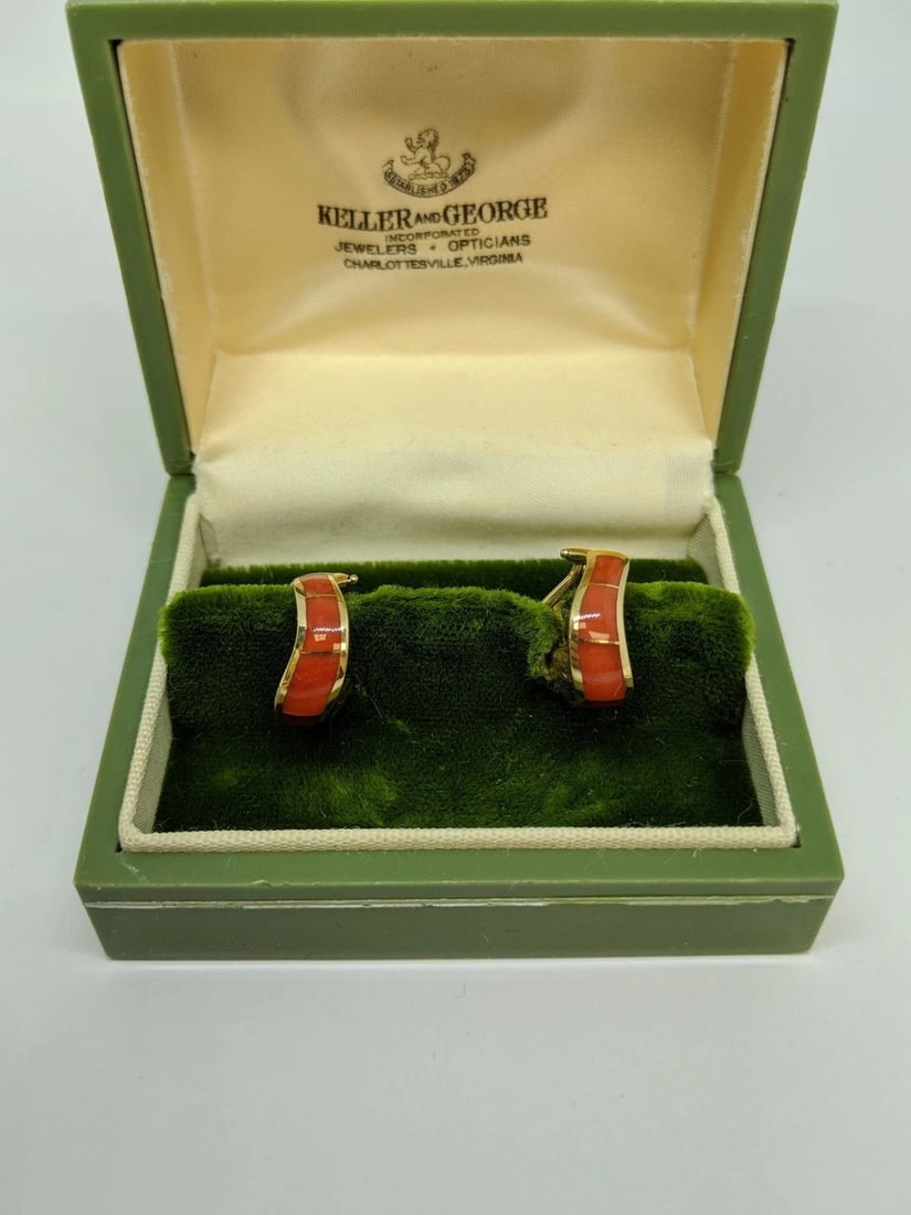 VINTAGE KELLER & GEORGE 14K YELLOW GOLD ENAMEL OMEGA BACK STUD EARRINGS WITH BOX: VINTAGE KELLER & GEORGE 14K YELLOW GOLD ENAMEL OMEGA BACK STUD EARRINGS WITH BOX Keller & George 14K Yellow Gold Enamel Inlay Omega Back Stud Huggie Earrings Total Weight - 6.3 Grams (4.05 dwt) Height