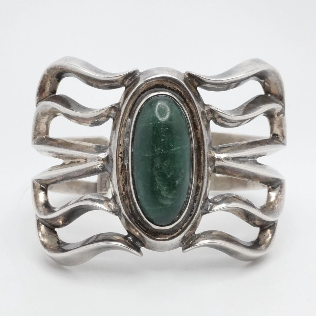 TAXCO STERLING SILVER MEXICO CABOCHON GREEN GEMSTONE CUFF BRACELET 6.5" WRIST: TAXCO STERLING SILVER CABOCHON GREEN GEMSTONE CUFF BRACELET 6.5" WRIST Vintage Taxco Sterling Silver Oval Green Gemstone Cuff Bracelet Fits up to 6.5" Wrist Height - 1.8" Diameter - 2.2"(58mm) Gemston