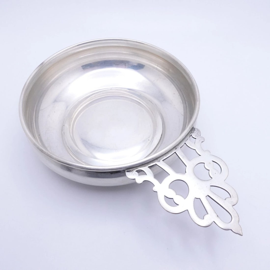 VINTAGE GORHAM STERLING SILVER BOWL HANDLE MONOGRAM JHM 5" WIDE: VINTAGE GORHAM STERLING SILVER PORRINGER BOWL MONOGRAM JHM - 5" WIDE Vintage Gorham Sterling Silver Porringer Bowl - Monogram JHM Total Weight - 4.10 Ozt Width - 4.5" Wide Handle Width - 2" Long