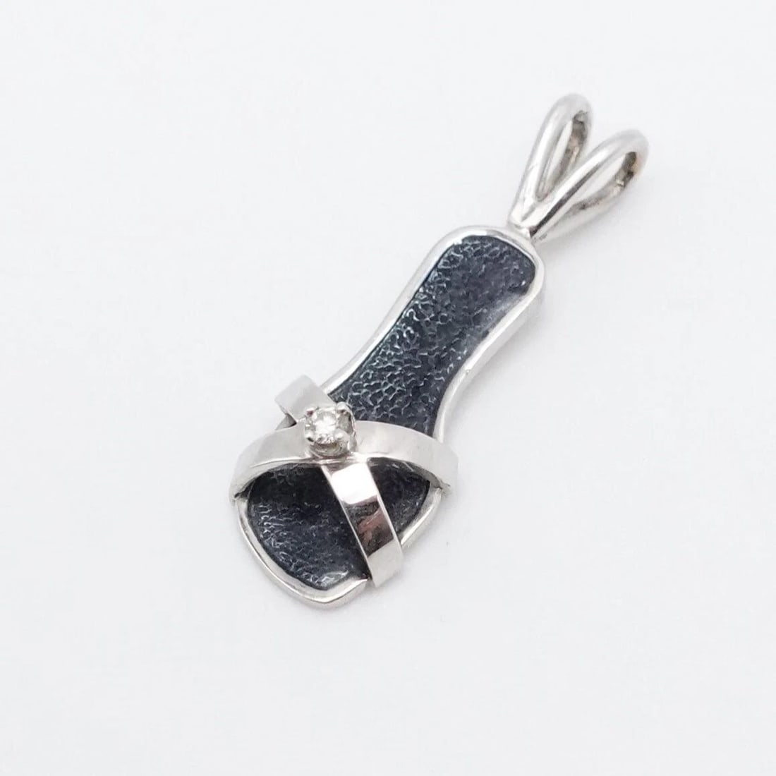 HIDALGO 18K WHITE GOLD FLIP FLOP SANDAL ENAMEL DIAMOND SMALL CHARM PENDANT: HIDALGO 18K WHITE GOLD FLIP FLOP SANDAL BLUE ENAMEL DIAMOND SMALL PENDANT Hidalgo 18K White Gold Flip Flop Sandal Blue Enamel & Diamond Accent Small Pendant Total Height - 1 1/8" Width - 5/8" Bail Hei