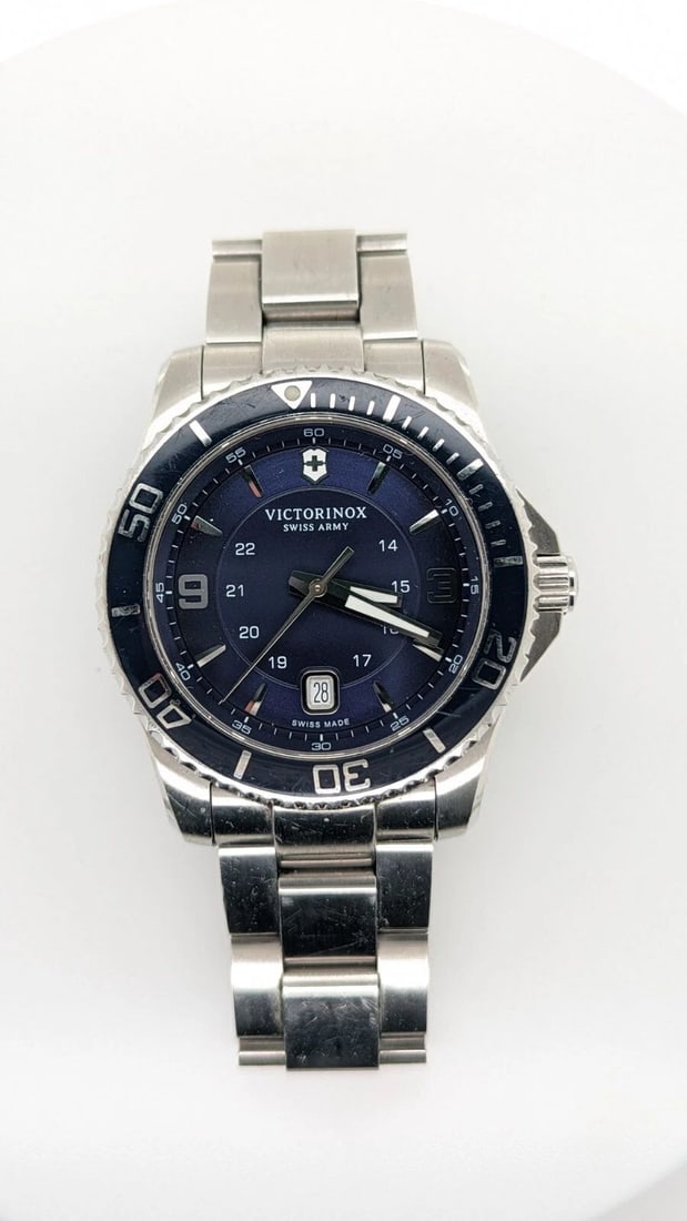 VICTORINOX SWISS ARMY STAINLESS STEEL QUARTZ WATCH - 43MM: VICTORINOX SWISS ARMY STAINLESS STEEL QUARTZ WATCH - 43MM Victorinox Swiss Army Stainless Steel Quartz Watch Case Size - 43mm Fits a 7" Wrist Box & Paperwork NOT Included