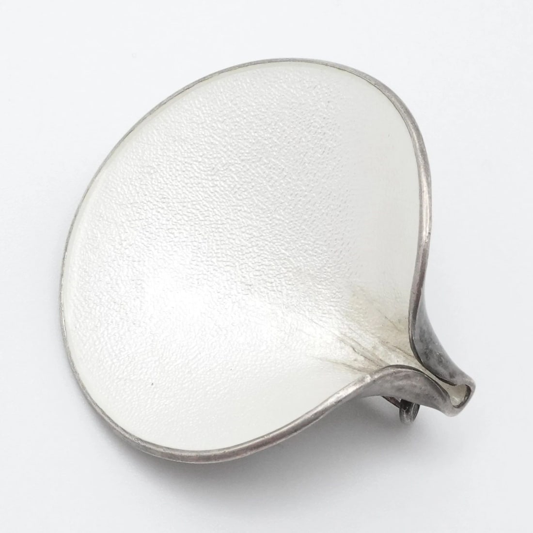 EINAR MODAHL STERLING SILVER NORWAY GUILLOCHE WHITE ENAMEL MODERNIST BROOCH PIN: EINAR MODAHL STERLING SILVER NORWAY GUILLOCHE WHITE ENAMEL MODERNIST BROOCH PIN Einar Modahl Sterling Silver Guilloche Norway White Enamel Modernist Brooch Pin Length - 1.4" Width - 1.3" Total Weight 