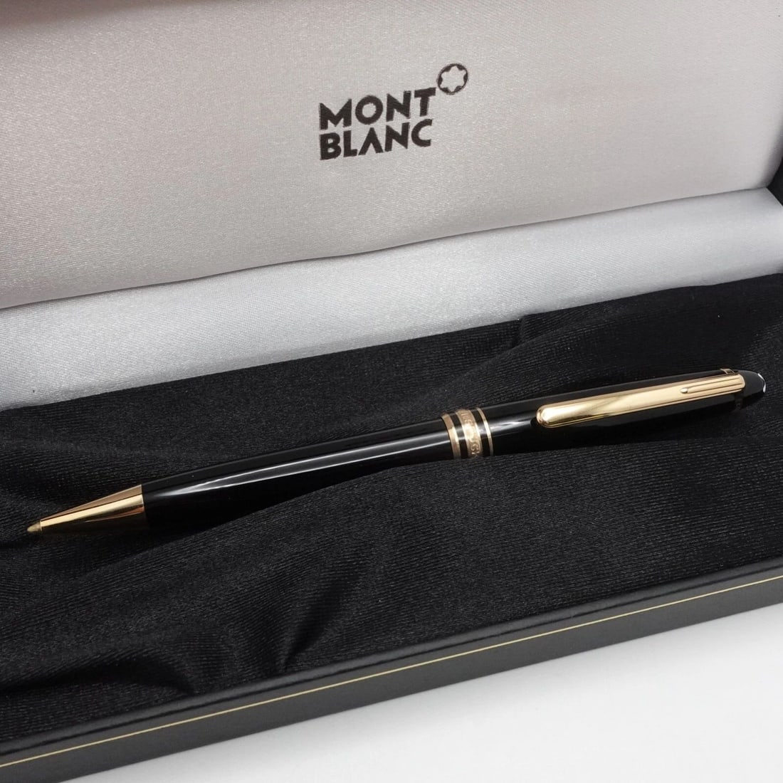 MONTBLANC 164 MEISTERSTUCK GOLD TRIM CLASSIQUE TWIST BALLPOINT PEN - BOX & CASE: MONTBLANC 164 MEISTERSTUCK GOLD TRIM CLASSIQUE TWIST BALLPOINT PEN - BOX & CASE Montblanc 164 Meisterstuck Classique Gold Trim Twist Ballpoint Pen Made in Germany Length - 137.1 mm Width - 13.7mm Refi