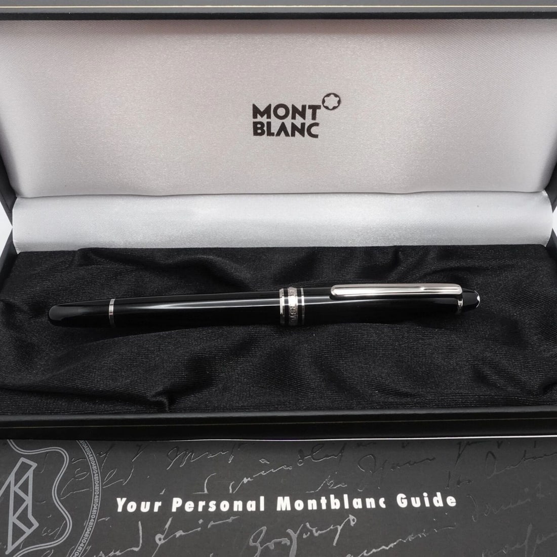 MONTBLANC MEISTERSTUCK PLATINUM COATED CLASSIQUE ROLLERBALL PEN - CASE & GUIDE: MONTBLANC MEISTERSTUCK PLATINUM COATED CLASSIQUE ROLLERBALL PEN - CASE & GUIDE Montblanc Meisterstuck Platinum-Coated Classique Rollerball Pen Made in Germany Length - 136.9 mm Width - 13.7mm Refill T