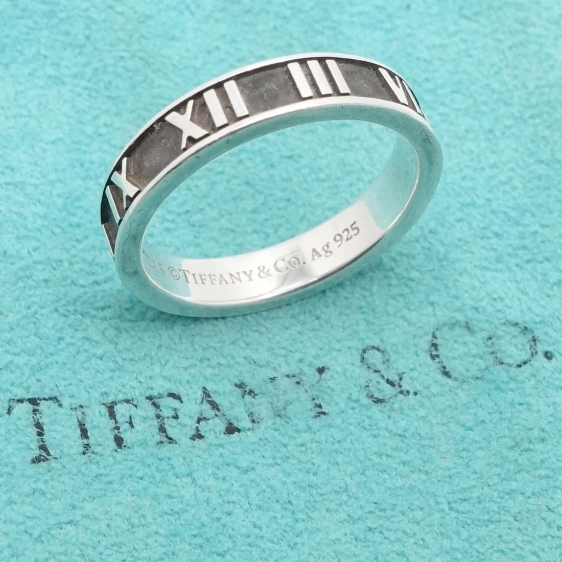 TIFFANY & CO. ATLAS STERLING SILVER ROMAN NUMERAL 4MM BAND RING - SIZE 7 POUCH (1 of 2)