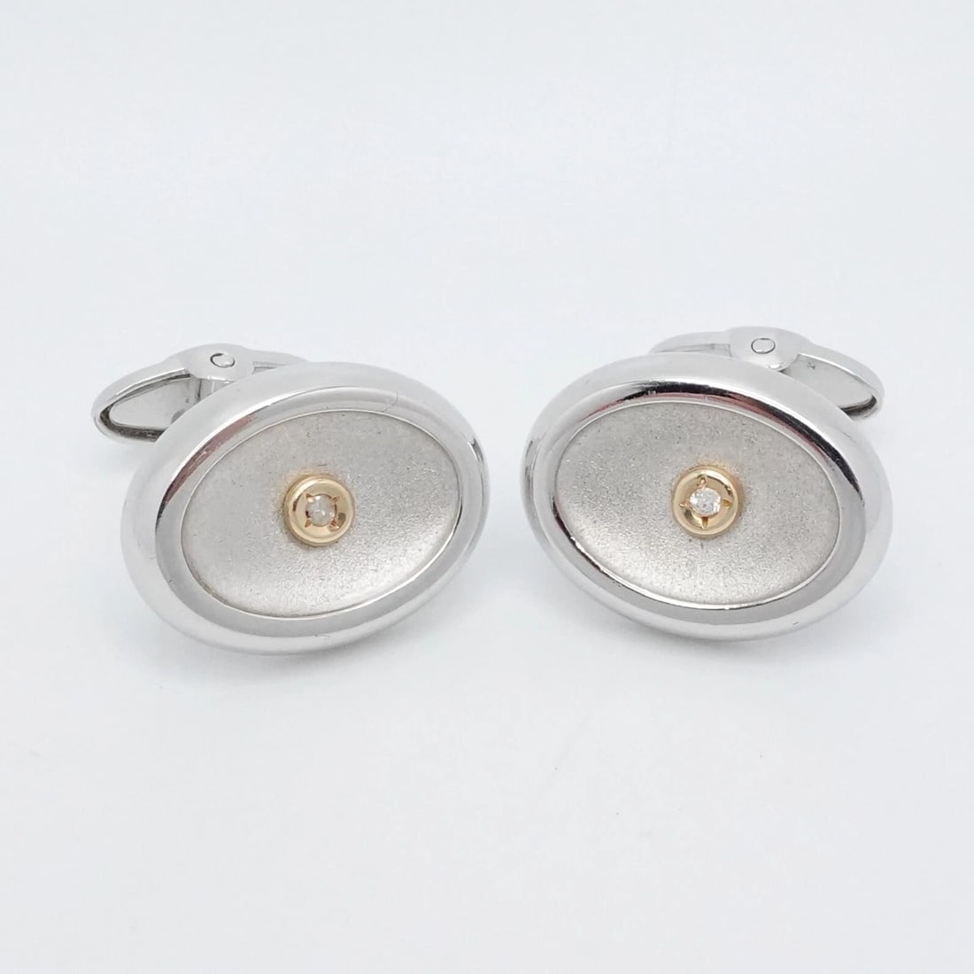DOLAN BULLOCK STERLING SILVER & 14K GOLD BEZEL DIAMOND OVAL CUFFLINKS: Dolan Bullock Sterling Silver & 14K Yellow Gold Bezel Diamond Oval Cufflinks Height - 16mm Length - 21mm Total Weight - 17.2 Grams Hallmark - db 925 & 14K
