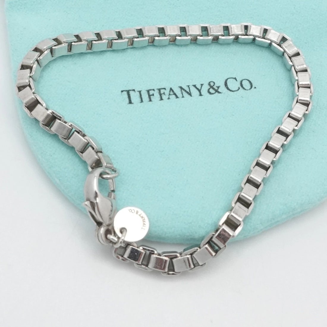 TIFFANY & CO. STERLING SILVER 4MM VENETIAN LINK CHAIN MEDIUM BRACELET 7.5" LONG: TIFFANY & CO. STERLING SILVER 4MM VENETIAN LINK CHAIN MEDIUM BRACELET 7.5" LONG Tiffany & Co. Sterling Silver Venetian Link Chain Medium Bracelet Length - 7.5" Long Fits up to Relax 6.75" - 7" Snug Wr