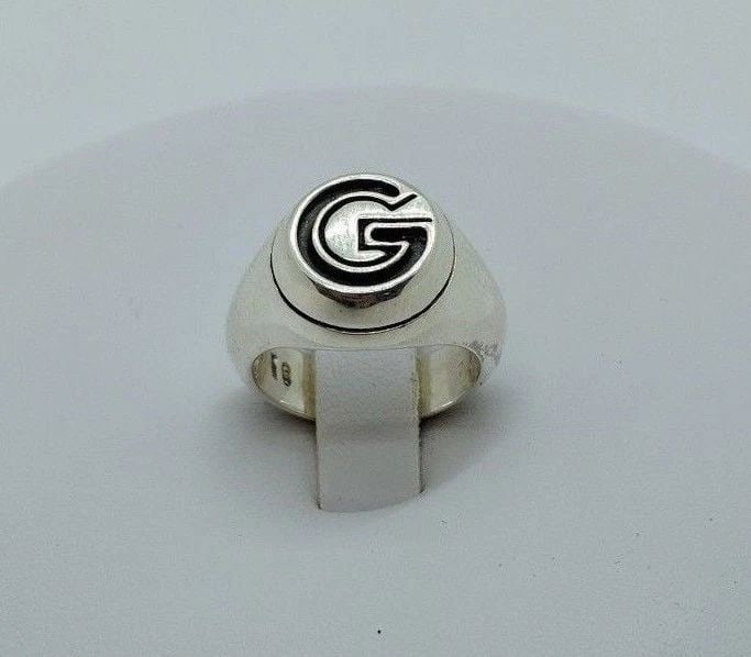 AUTHENTIC GUCCI G LOGO STERLING SILVER SIGNET RING - SIZE 4.25 - MADE IN ITALY: AUTHENTIC GUCCI G LOGO STERLING SILVER SIGNET RING - SIZE 4.25 - MADE IN ITALY Gucci G Logo Ring Sterling Silver- .925 Size- 4.25 Weight- 9.8 Grams Made in Italy Excellent Condition Well Kept Professi