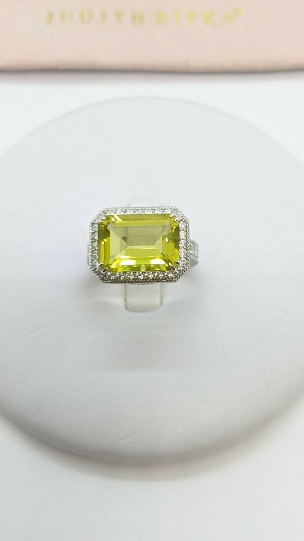 JUDITH RIPKA STERLING SILVER YELLOW CZ COCKTAIL RING - SIZE 7 WITH POUCH: JUDITH RIPKA STERLING SILVER YELLOW CZ RING - SIZE 7 WITH POUCH Judith Ripka Sterling Silver Yellow Cubic Zirconia Ring Ring Size - 7 Total Weight - 7.1 Grams Excellent Condition & Very Well Kept Orig