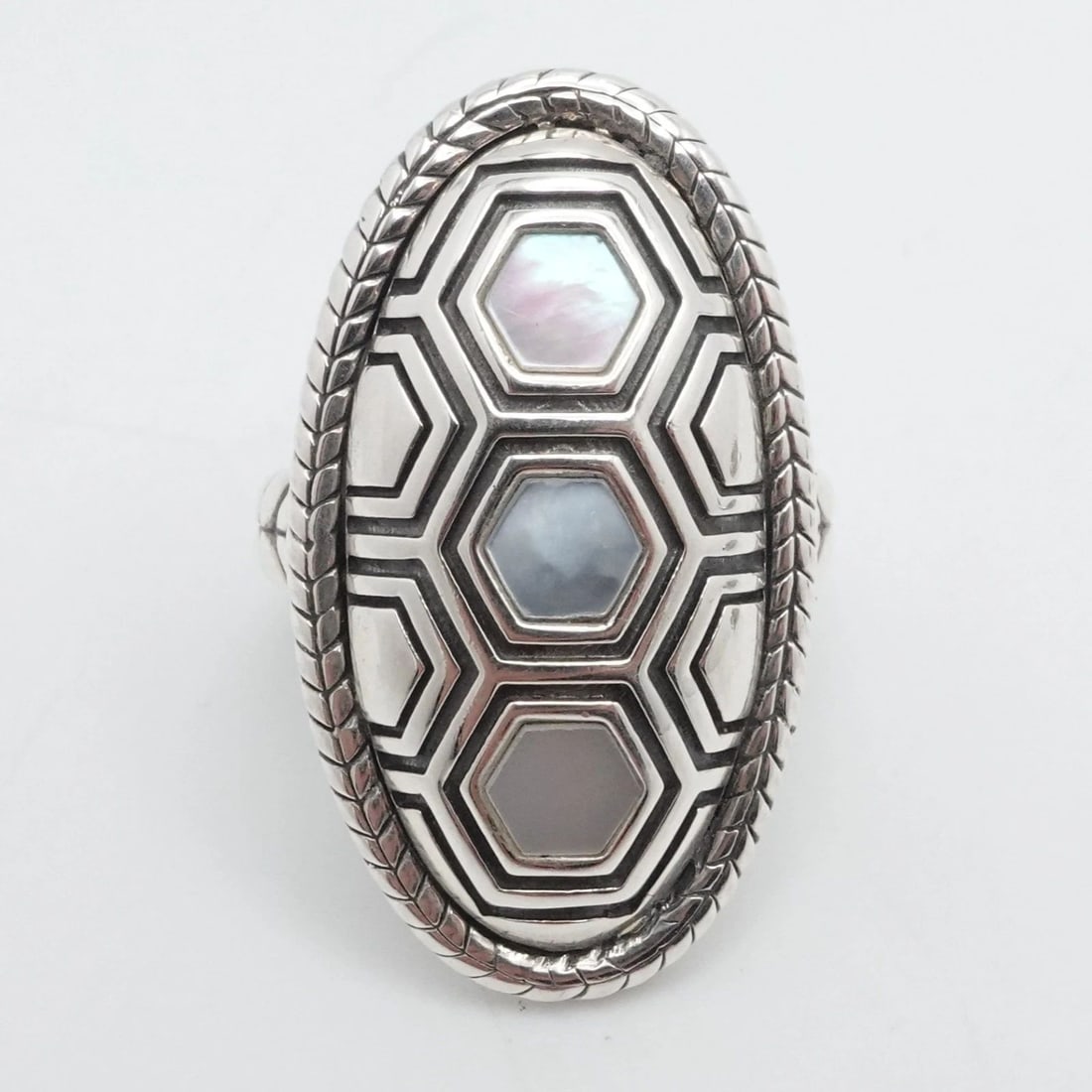 JAI JOHN HARDY STERLING SILVER MOTHER OF PEARL INLAY TURTLE LONG RING SIZE 5.25: JAI JOHN HARDY STERLING SILVER MOTHER OF PEARL INLAY TURTLE LONG RING SIZE 5.25 JAi by John Hardy Sterling Silver Mother of Pearl Hexagon Inlay Turtle Long Ring Ring Size - 5.25 Band Width - 3mm Dimen