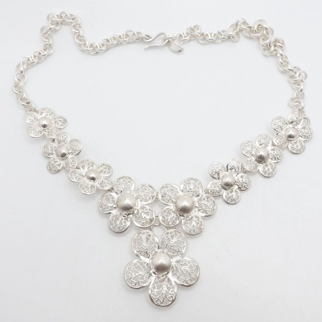 RIDER SILVER 950 FILIGREE FLOWER ROLO CHAIN LINK NECKLACE 18": RIDER SILVER 950 FILIGREE FLOWER ROLO CHAIN LINK NECKLACE 18" Rider Silver 950 Filigree Flower Rolo Chain Link Hook Necklace Length - 18" Long Chain Width - 6mm Main Flower Width - 25mm Total Weight -