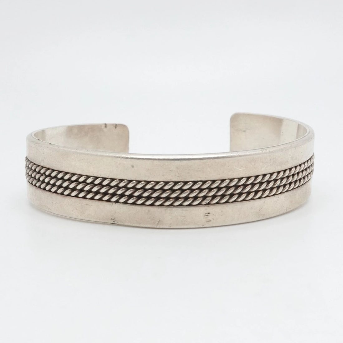RON Y. YAZZIE STERLING SILVER NAVAJO 14MM CUFF BRACELET 6.5" WRIST: RON Y. YAZZIE STERLING SILVER NAVAJO 14MM CUFF BRACELET 6.5" WRIST Ron Y. Yazzie Sterling Silver Navajo Cuff Bracelet Fits up to 6.5" Wrist Cuff Width - 14mm Diameter - 2.2" (58mm) Total Weight - 30.6