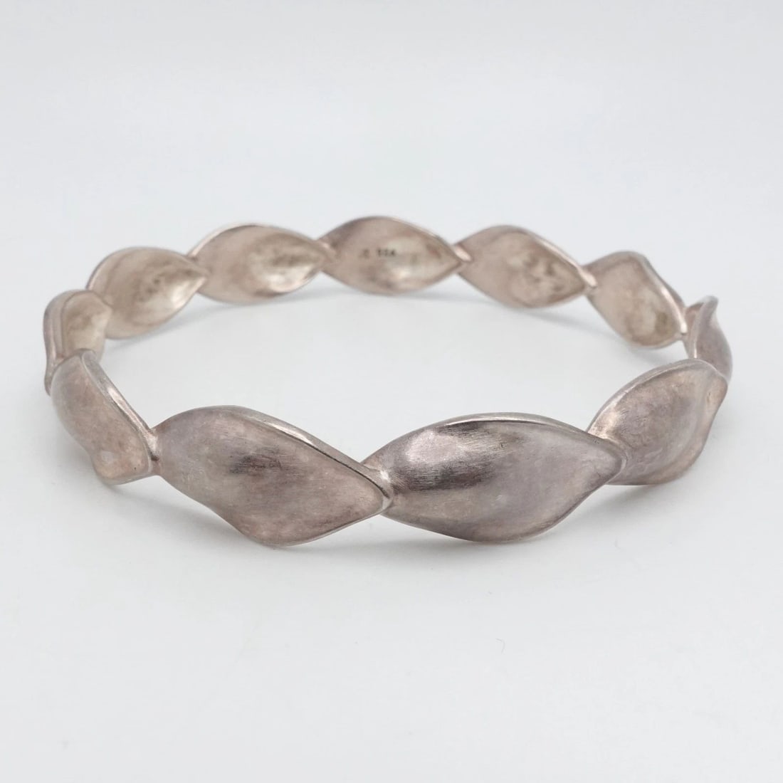 STERLING SILVER LEAF MOTIF BANGLE BRACELET SIZE 8.5" WRIST: STERLING SILVER LEAF MOTIF BANGLE BRACELET SIZE 8.5" WRIST Sterling Silver Leaf Motif Bangle Bracelet Fits up to 8.5" Wrist Height - 12mm Diameter - 68mm Total Weight - 35.4 Grams
