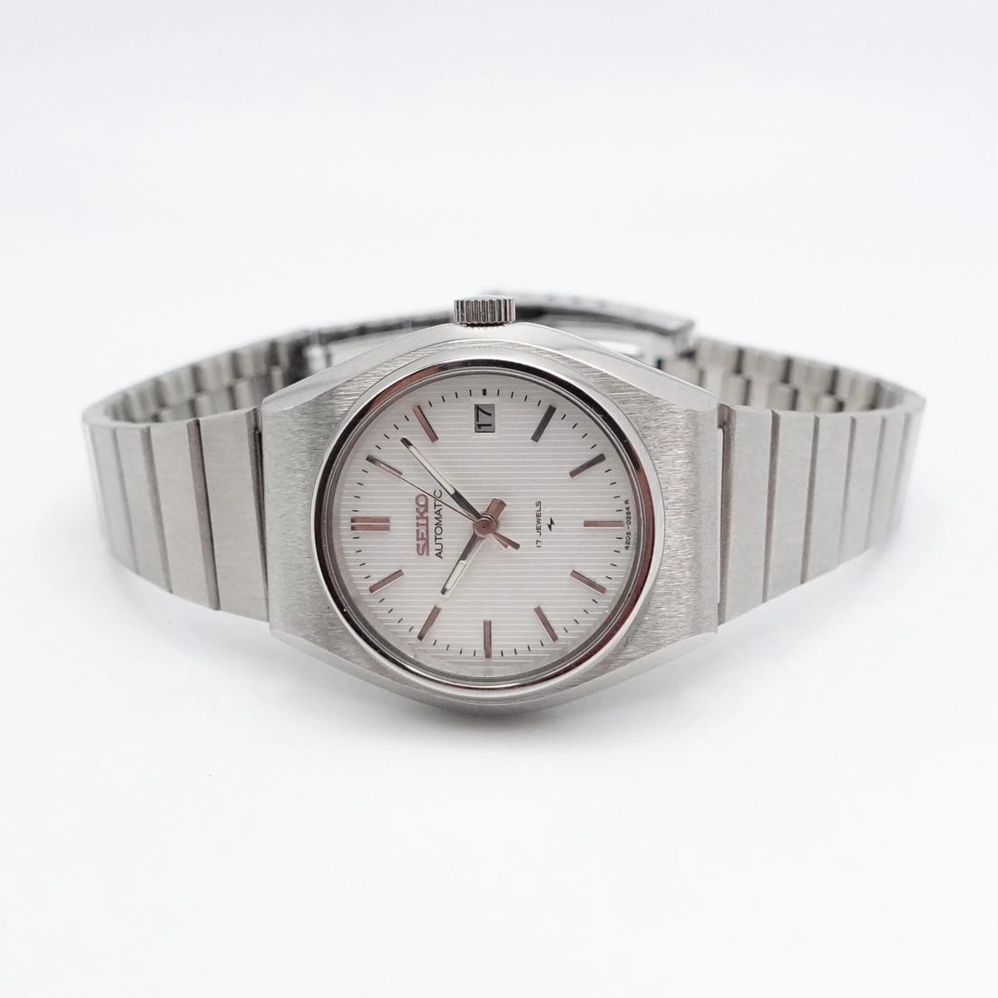 SEIKO 4205-0190 JEWELS STAINLESS STEEL WHITE DIAL LADIES AUTOMATIC WATCH - 26MM: SEIKO 17 JEWELS STAINLESS STEEL WHITE PINSTRIPE DIAL AUTOMATIC WATCH - 26MM Seiko 17 Jewels Stainless Steel White Dial Automatic Watch Case Size - 26mm Fits up to 6.75" Wrist Paper & Box NOT Included 