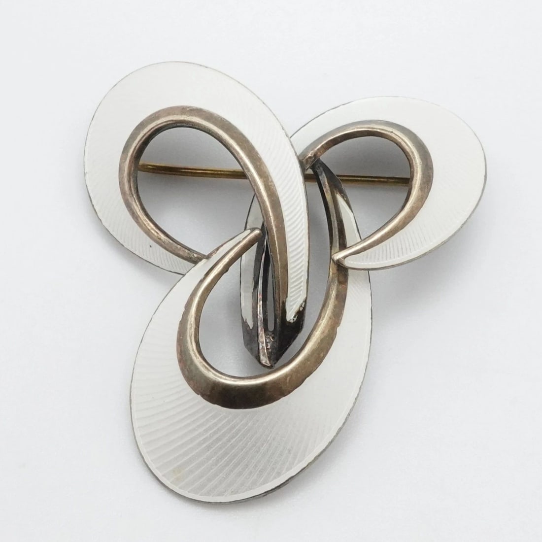 HROAR PRYDZ STERLING SILVER NORWAY GUILLOCHE WHITE ENAMEL MODERNIST BROOCH PIN: HROAR PRYDZ STERLING SILVER NORWAY GUILLOCHE WHITE ENAMEL MODERNIST BROOCH PIN Hroar Prydz Sterling Silver Norway Guilloche White Enamel Modernist Brooch Pin Length - 1.75" Width - 1.5" Total Weight -