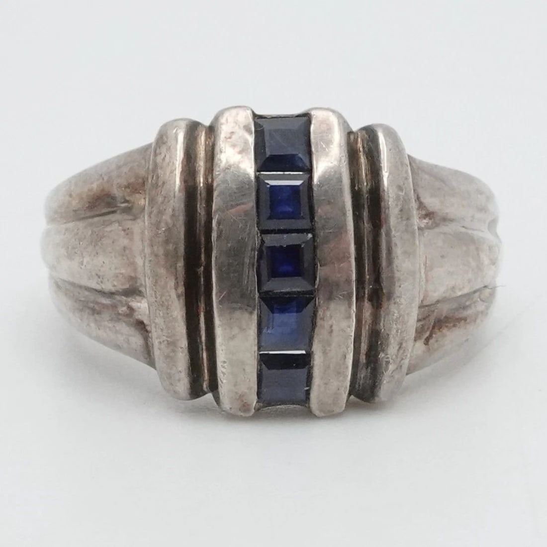 JBNI SIGNED STERLING SILVER BLUE SAPPHIRE RIBBED RING SIZE 8: JBNI SIGNED STERLING SILVER BLUE SAPPHIRE RIBBED RING SIZE 8 JBNI Signed Sterling Silver Blue Sapphire Ribbed Ring Size - 8 Band Width - mm Height - 13mm Total Weight - 5.8 Grams